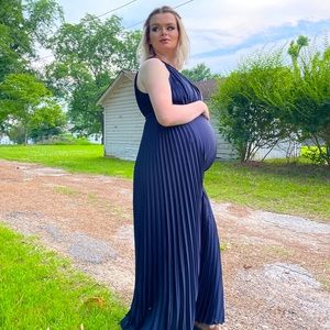 AMAZING maternity dress! Perfect for special occasion and photos!